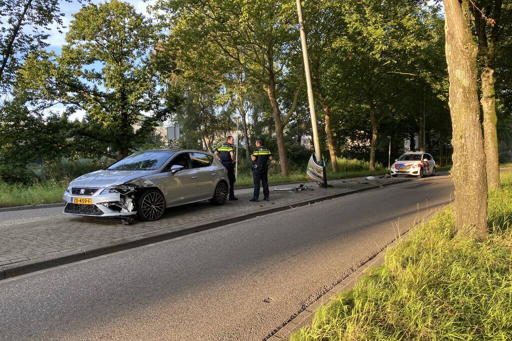 Bestuurder raakt middengeleider en ramt vervolgens verkeerspaal