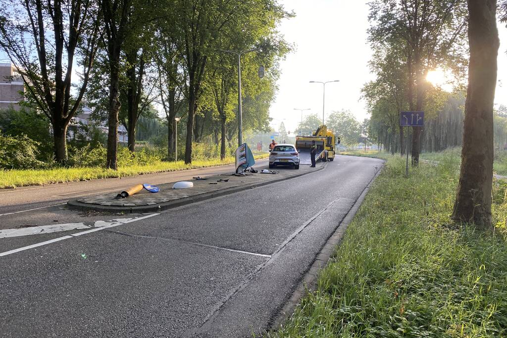Bestuurder raakt middengeleider en ramt vervolgens verkeerspaal