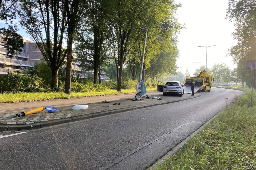 Bestuurder raakt middengeleider en ramt vervolgens verkeerspaal