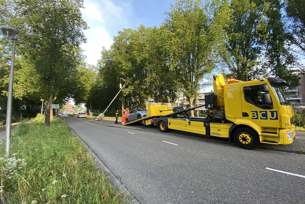 Bestuurder raakt middengeleider en ramt vervolgens verkeerspaal