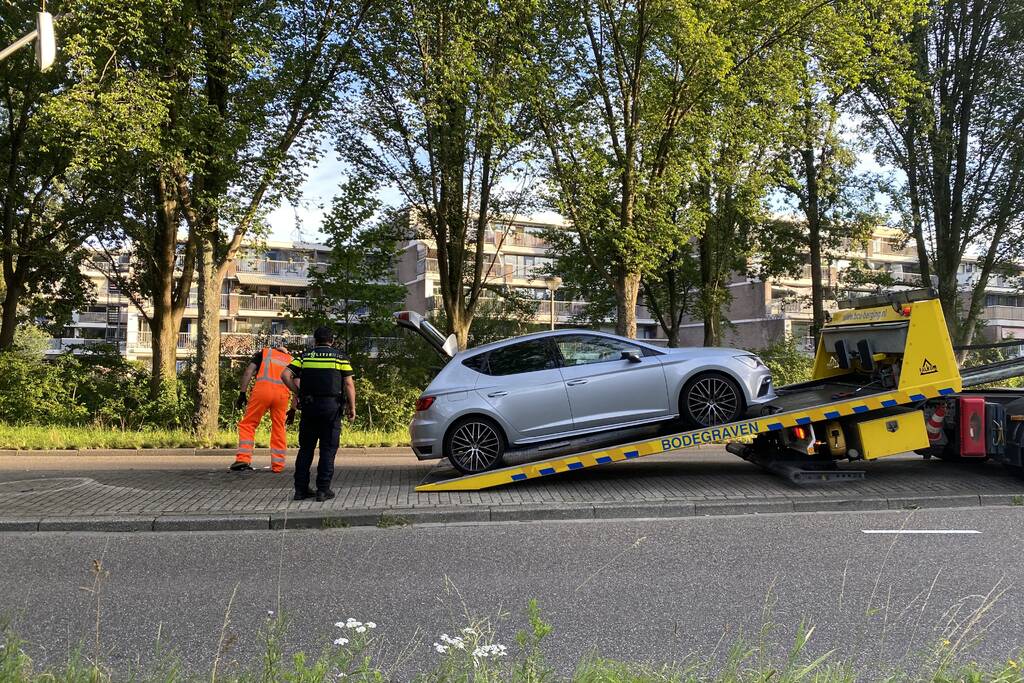Bestuurder raakt middengeleider en ramt vervolgens verkeerspaal