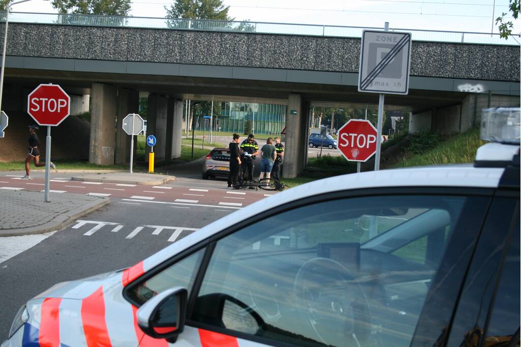 Overstekende fietser geschept door auto