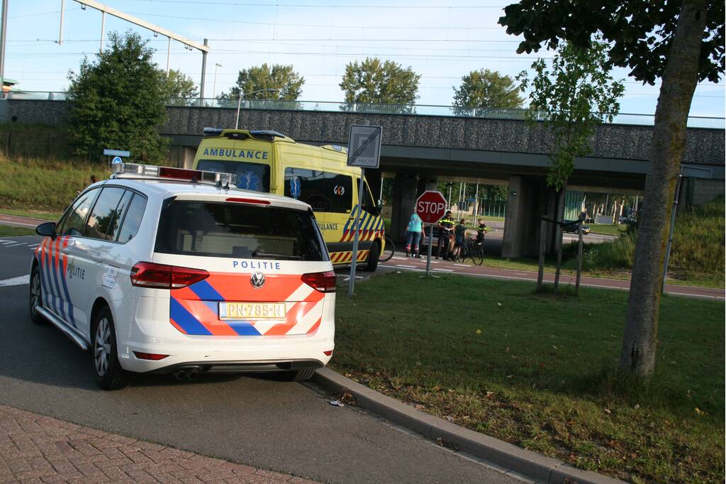 Overstekende fietser geschept door auto