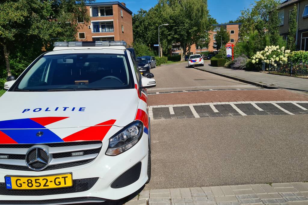 Politie vliegt achtertuin in, vrouw afgevoerd