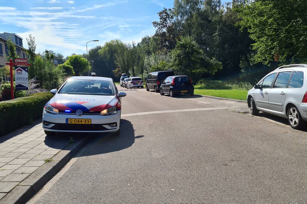 Politie vliegt achtertuin in, vrouw afgevoerd