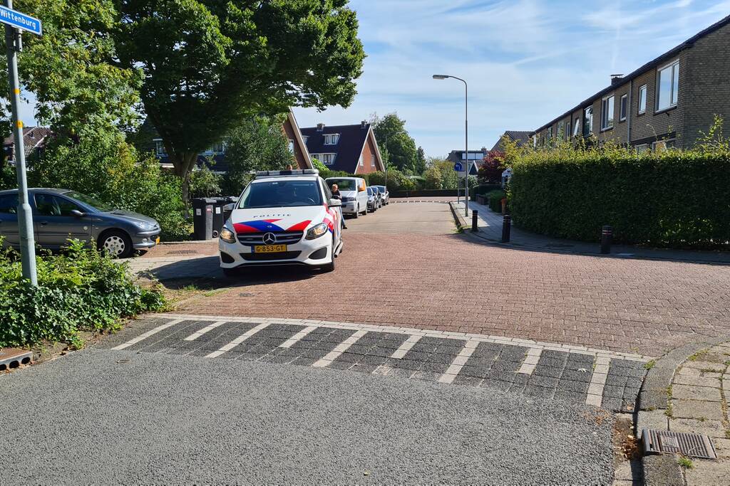 Politie vliegt achtertuin in, vrouw afgevoerd