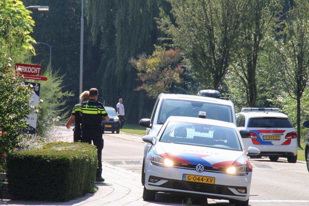 Politie vliegt achtertuin in, vrouw afgevoerd