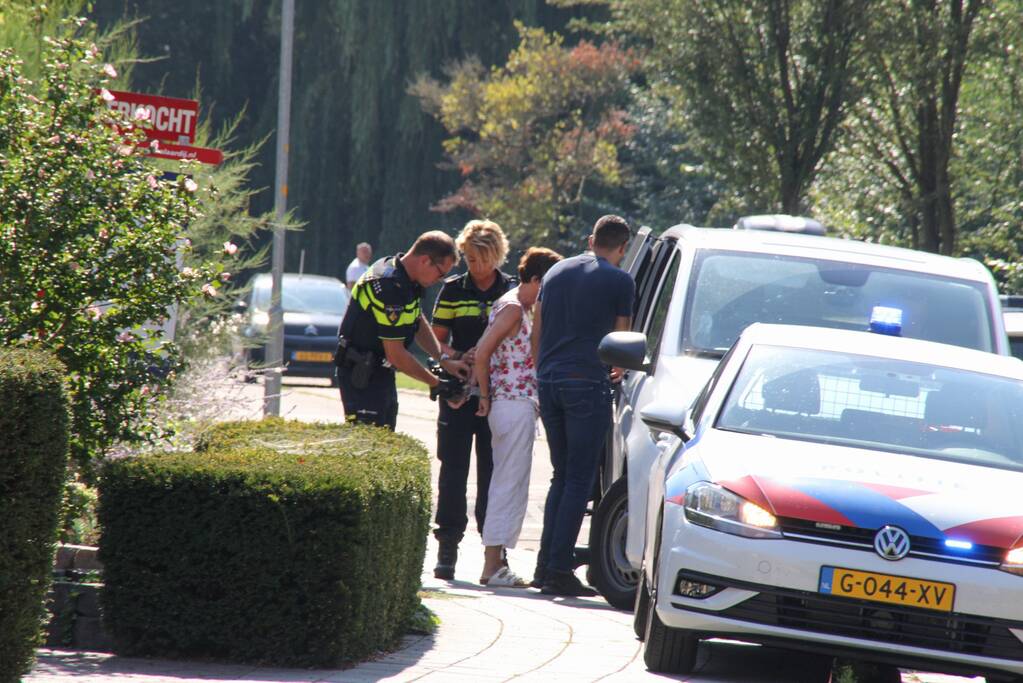 Politie vliegt achtertuin in, vrouw afgevoerd