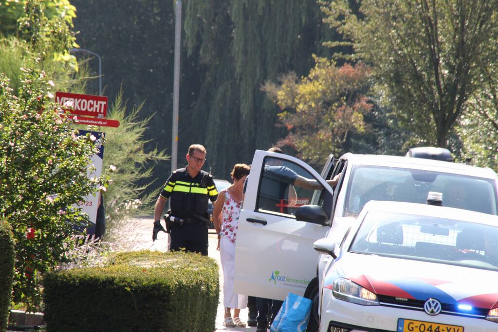 Politie vliegt achtertuin in, vrouw afgevoerd