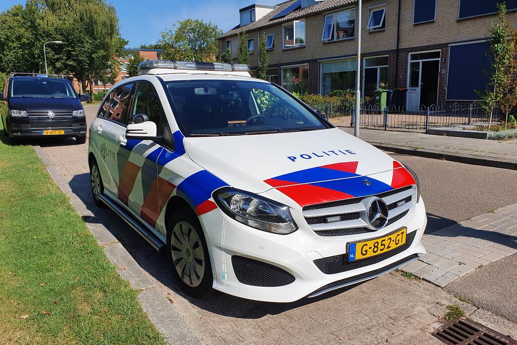 Politie vliegt achtertuin in, vrouw afgevoerd