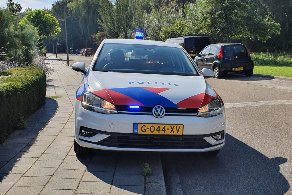 Politie vliegt achtertuin in, vrouw afgevoerd