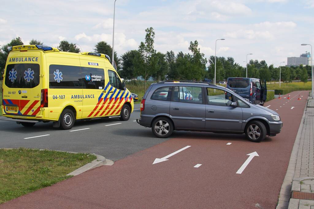 Fietser gewond na aanrijding met afslaande auto
