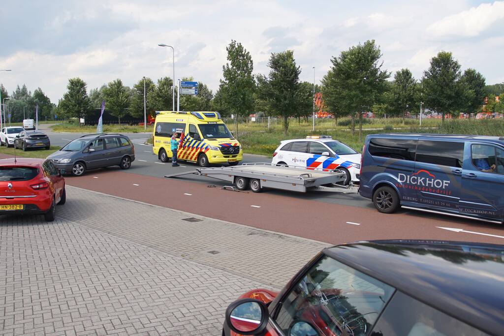 Fietser gewond na aanrijding met afslaande auto