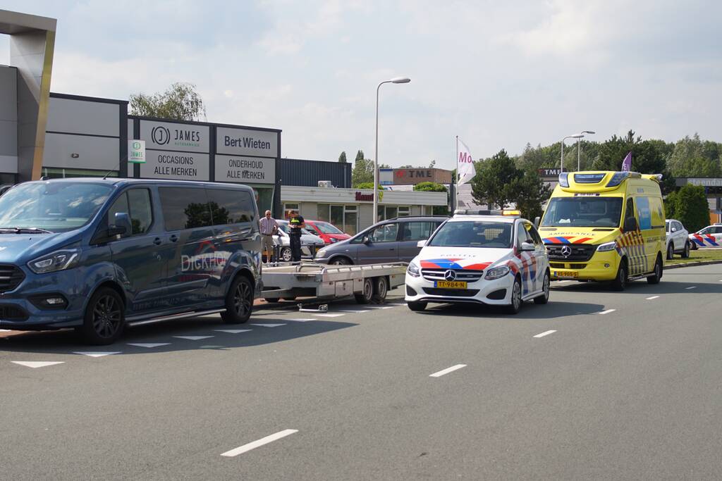 Fietser gewond na aanrijding met afslaande auto