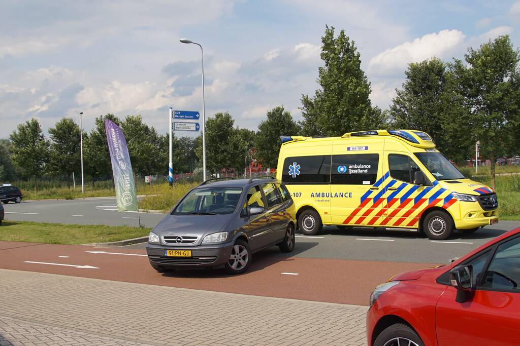 Fietser gewond na aanrijding met afslaande auto