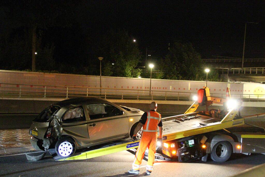 Flinke schade na botsing met lantarenpaal