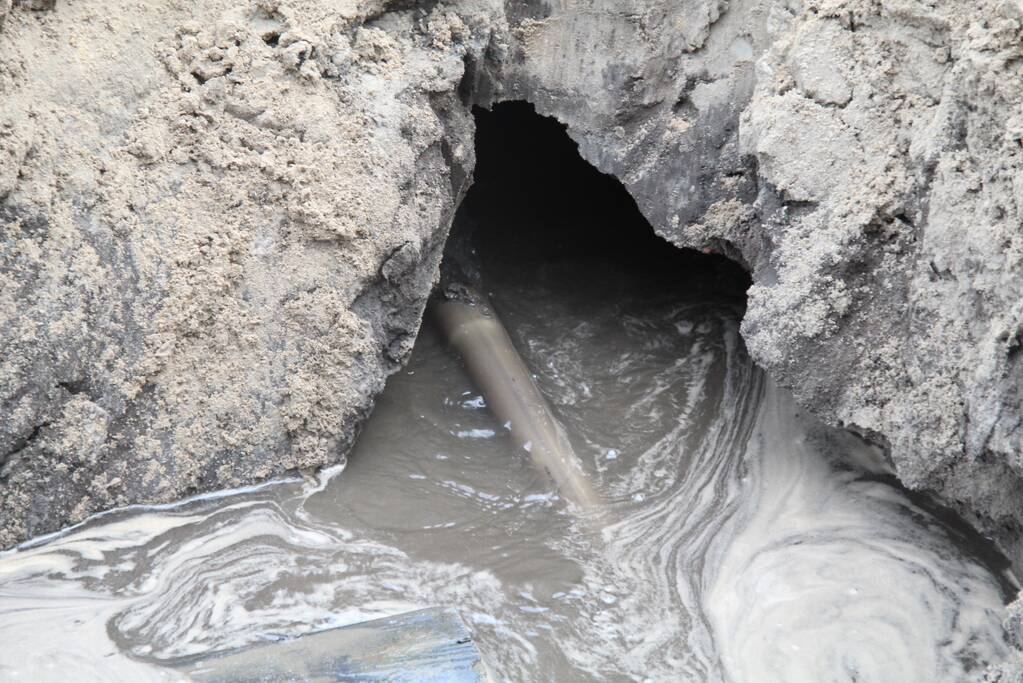 Waterleiding stuk getrokken bij graafwerkzaamheden