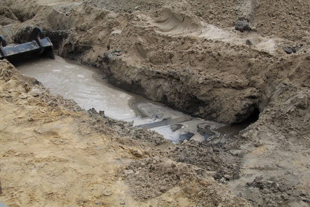 Waterleiding stuk getrokken bij graafwerkzaamheden