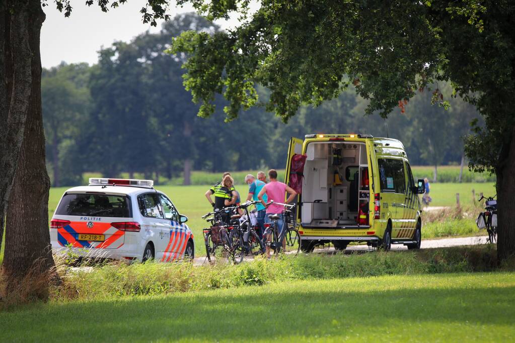 Fietster rijdt met fiets de sloot in