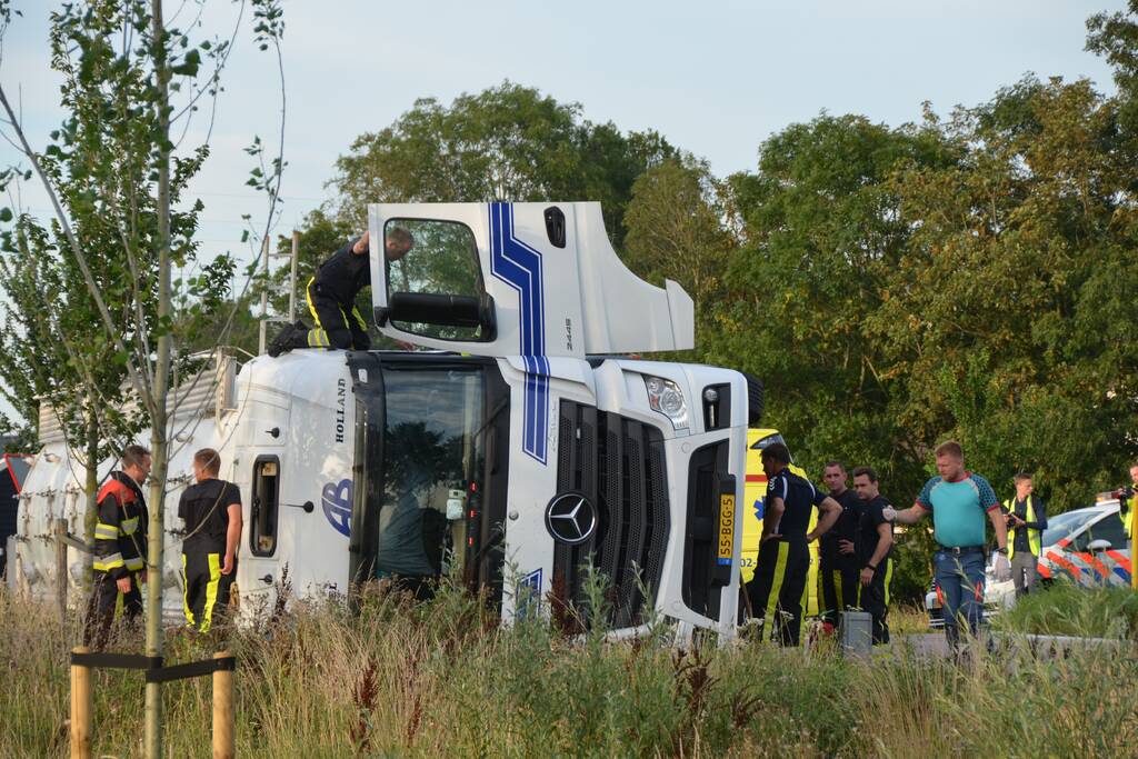 Vrachtwagen belandt op zijn kant