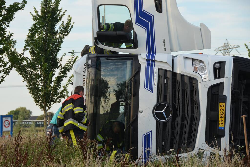 Vrachtwagen belandt op zijn kant