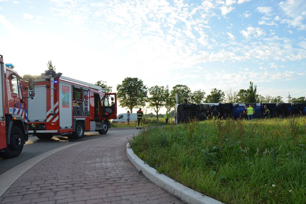 Vrachtwagen belandt op zijn kant