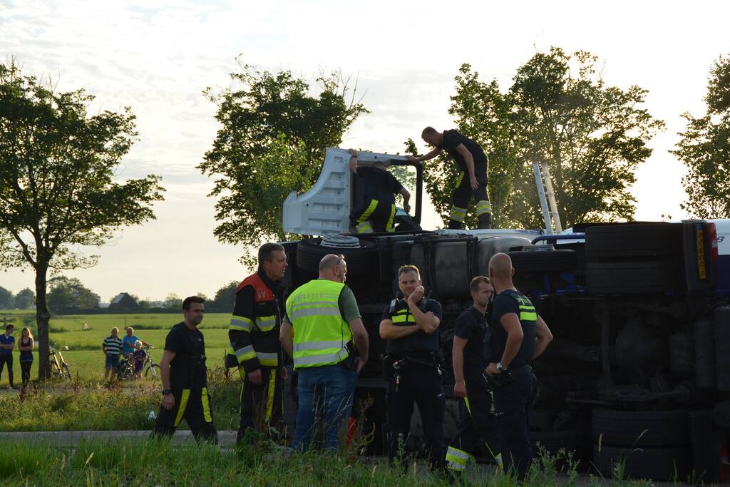 Vrachtwagen belandt op zijn kant