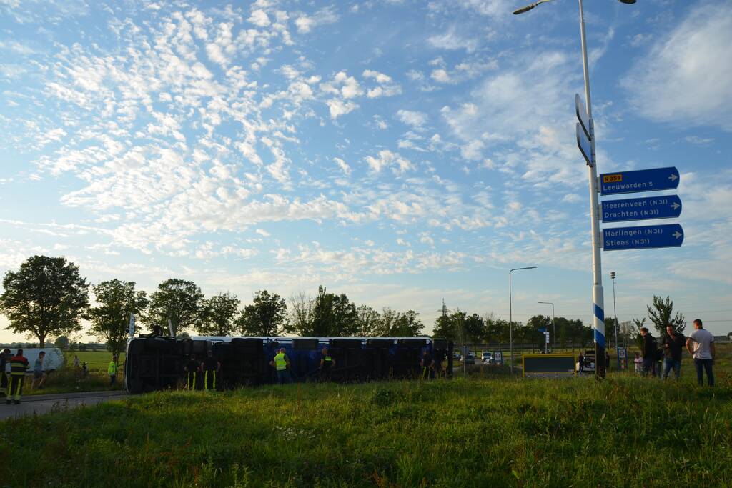 Vrachtwagen belandt op zijn kant