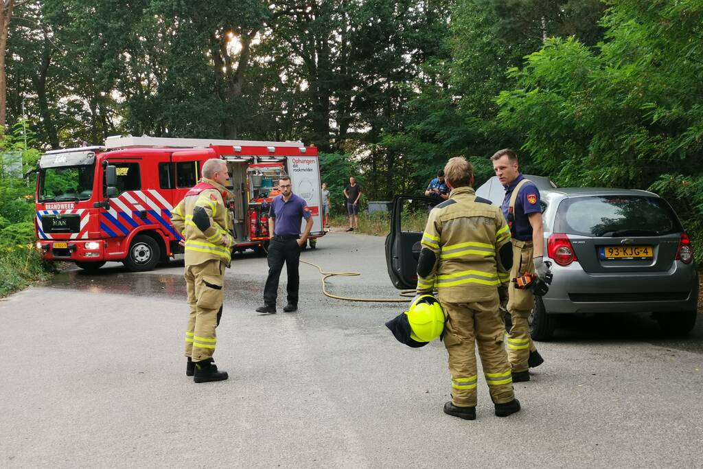 Geparkeerde auto vat vlam