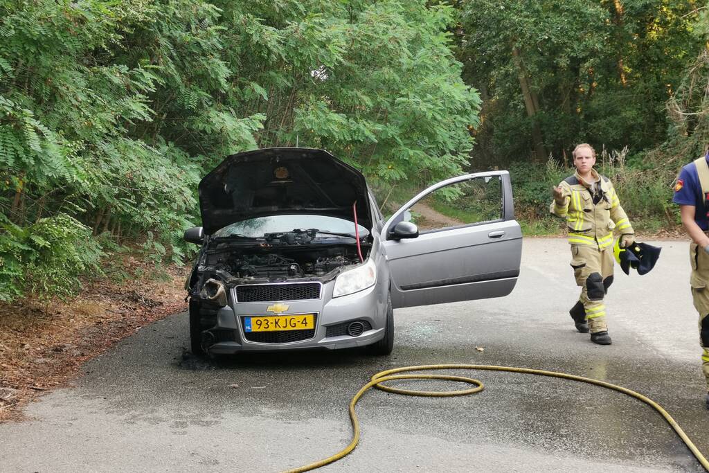 Geparkeerde auto vat vlam