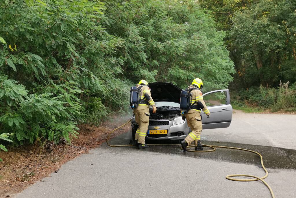 Geparkeerde auto vat vlam