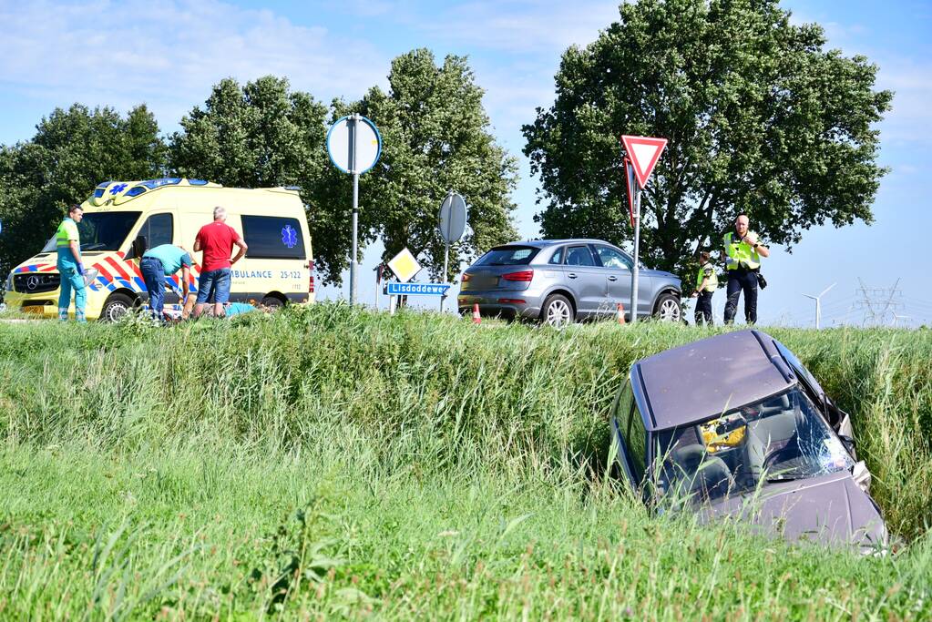 Auto belandt in de greppel na frontale aanrijding