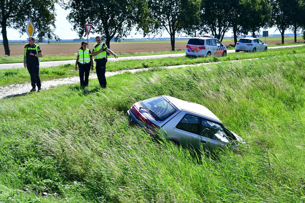 Auto belandt in de greppel na frontale aanrijding