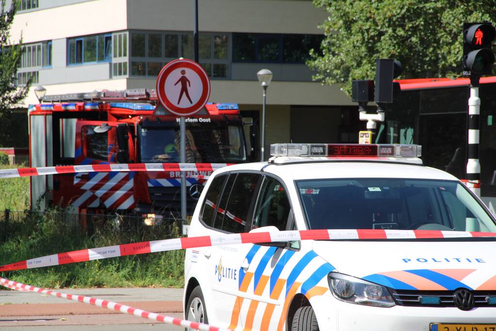 Overstekende brommerrijder botst met stadsbus