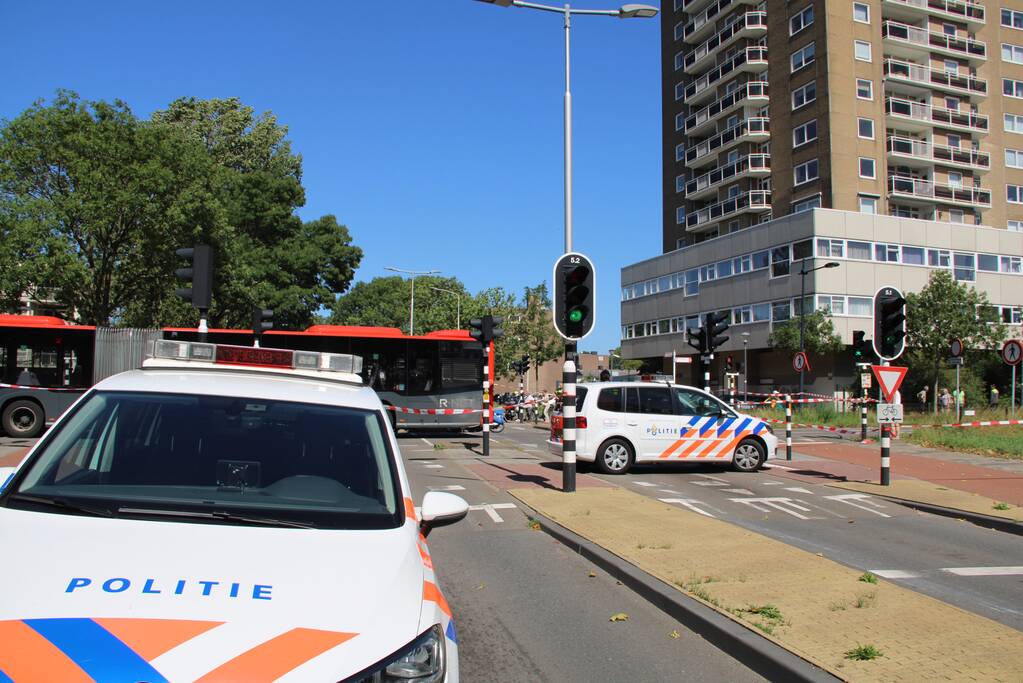 Overstekende brommerrijder botst met stadsbus