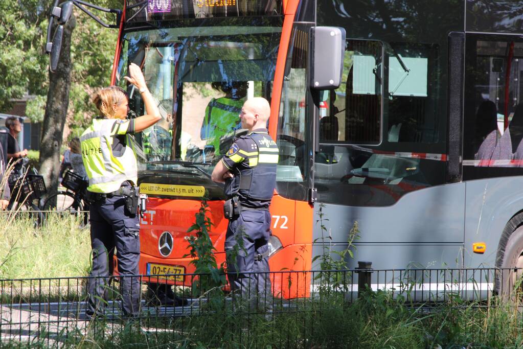 Overstekende brommerrijder botst met stadsbus