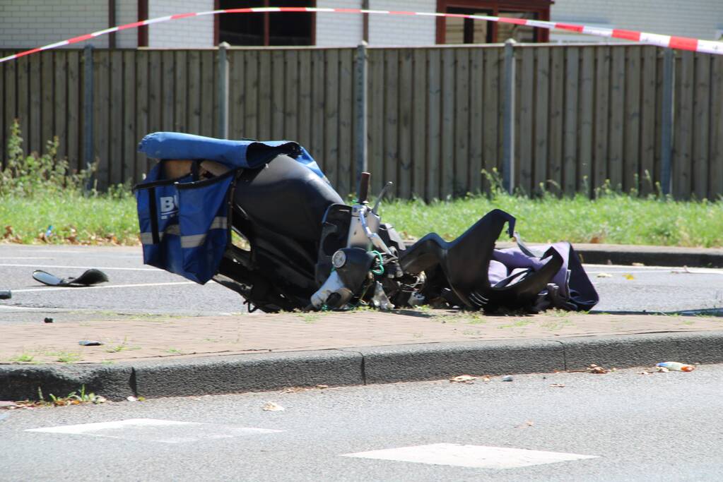 Overstekende brommerrijder botst met stadsbus