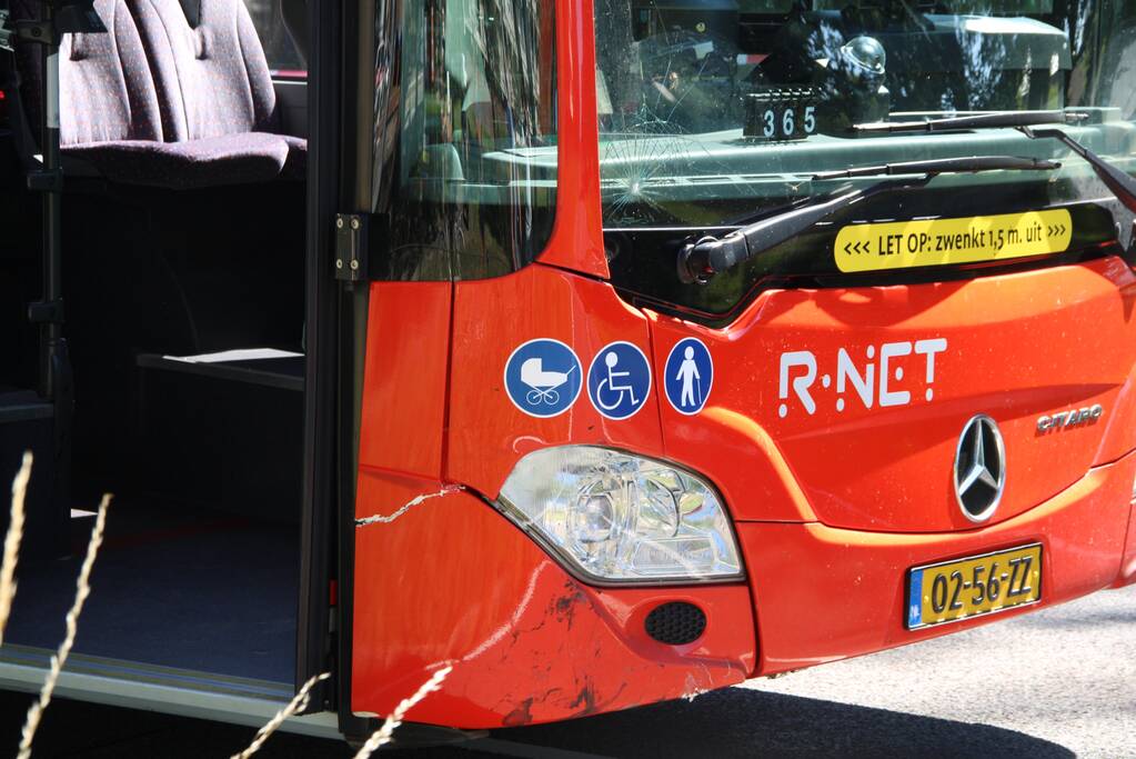 Overstekende brommerrijder botst met stadsbus