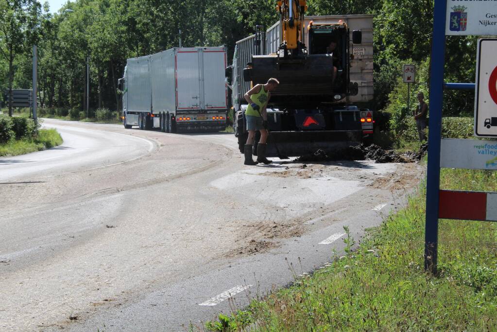 Vrachtwagen verliest lading met stront