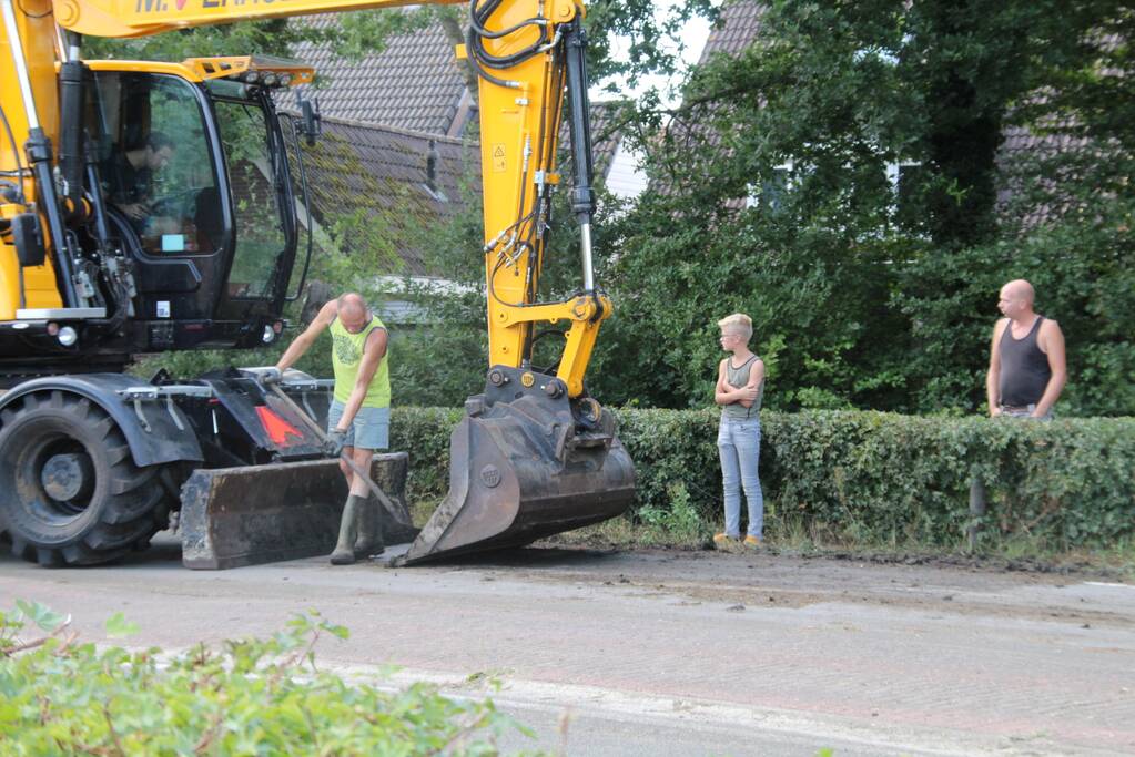 Vrachtwagen verliest lading met stront