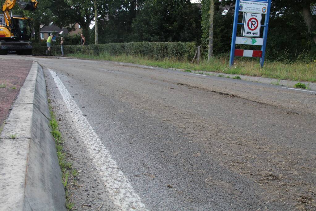 Vrachtwagen verliest lading met stront