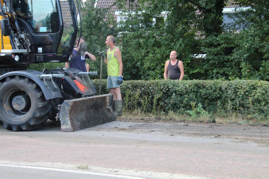 Vrachtwagen verliest lading met stront