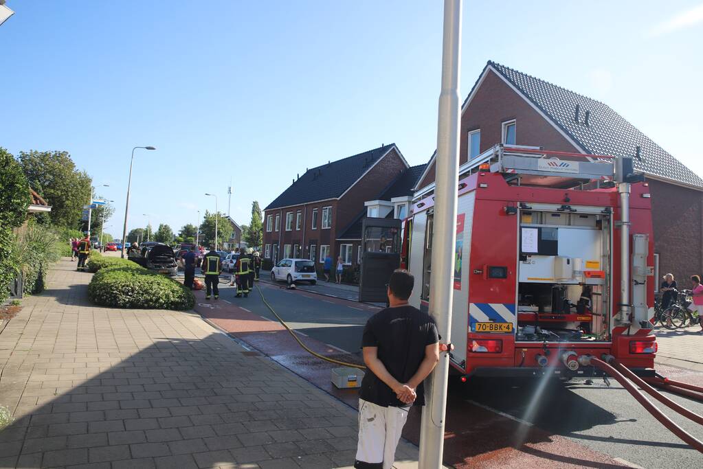 Motorcompartiment van auto brandt totaal uit