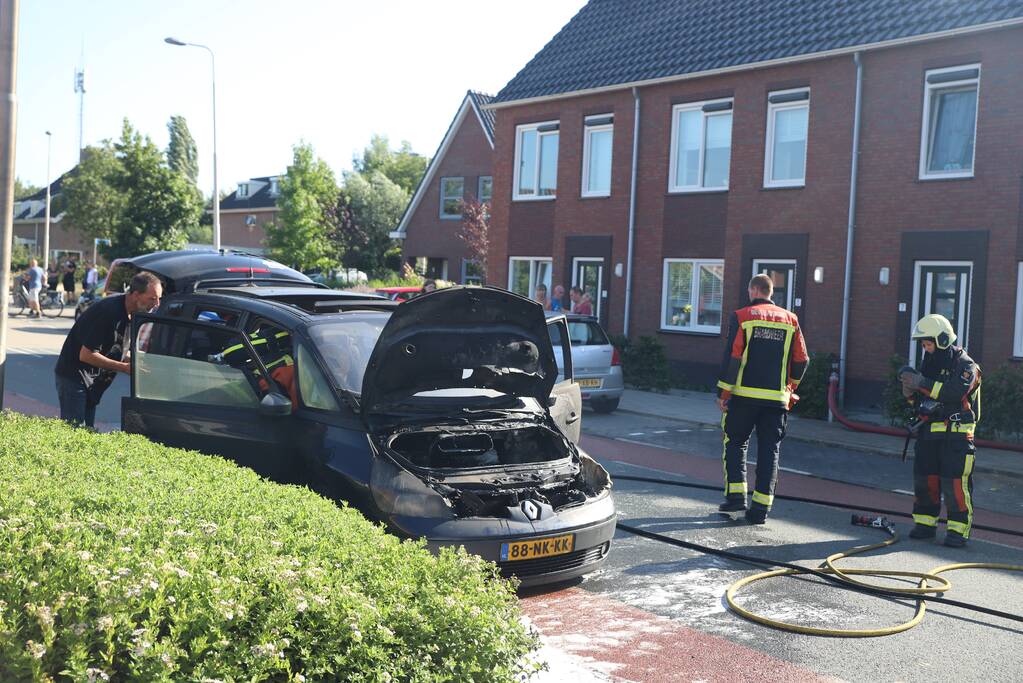 Motorcompartiment van auto brandt totaal uit