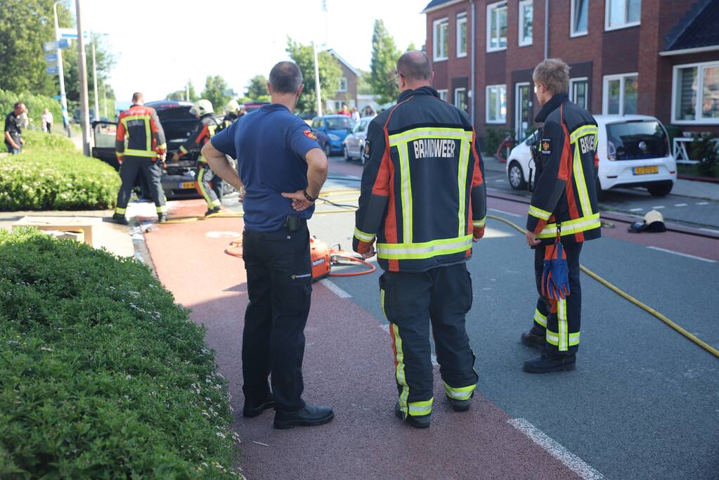 Motorcompartiment van auto brandt totaal uit