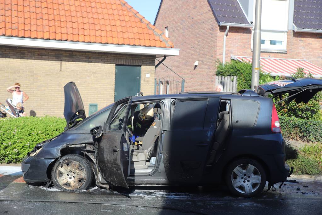 Motorcompartiment van auto brandt totaal uit