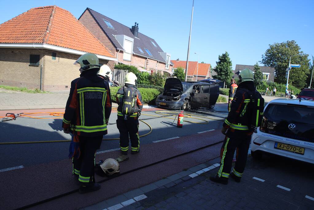 Motorcompartiment van auto brandt totaal uit