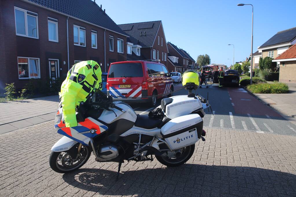 Motorcompartiment van auto brandt totaal uit