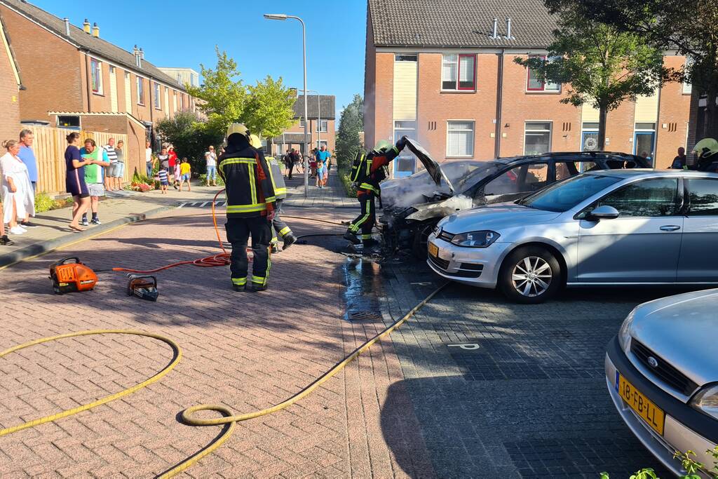 Geparkeerde auto vliegt in brand