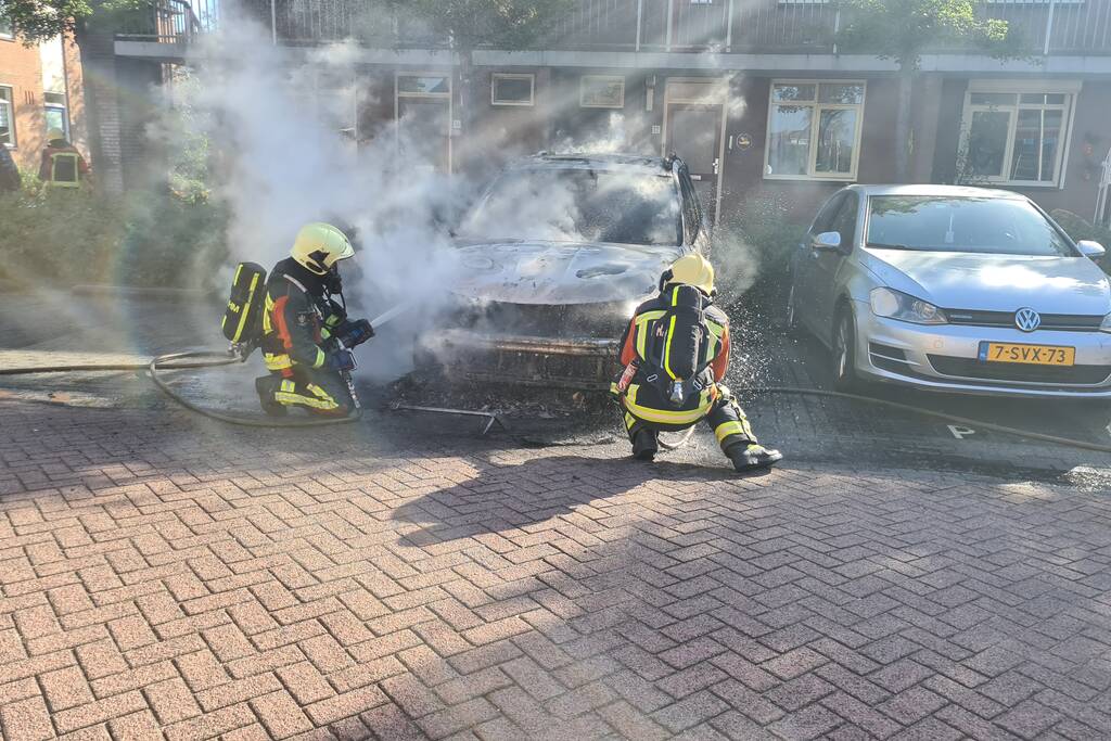 Geparkeerde auto vliegt in brand